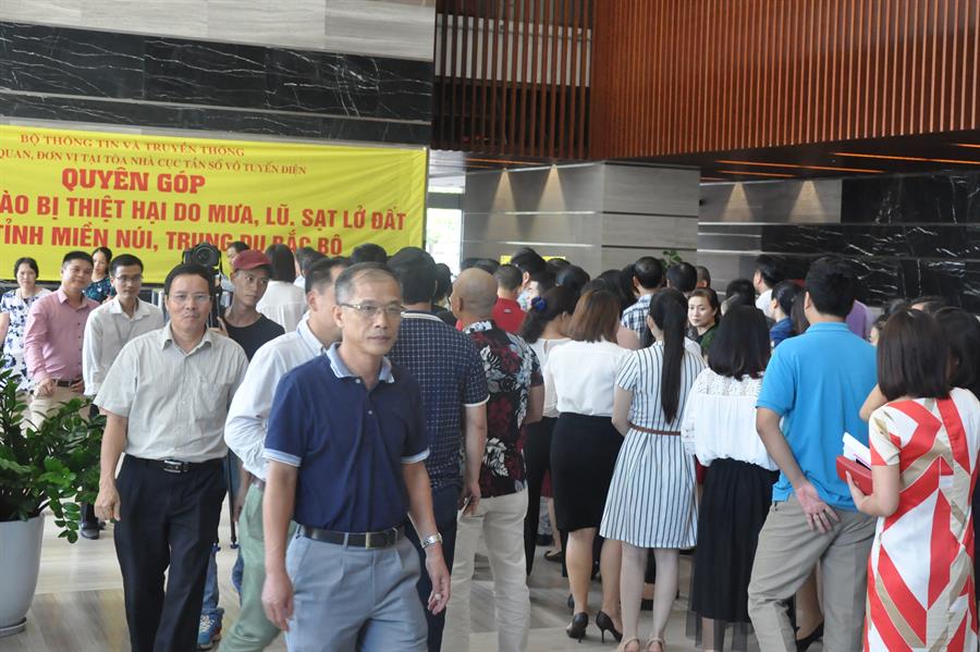 Đông đảo cán bộ, công chức làm việc tại Tòa nhà Cục Tần số VTĐ tham gia buổi quyên góp.